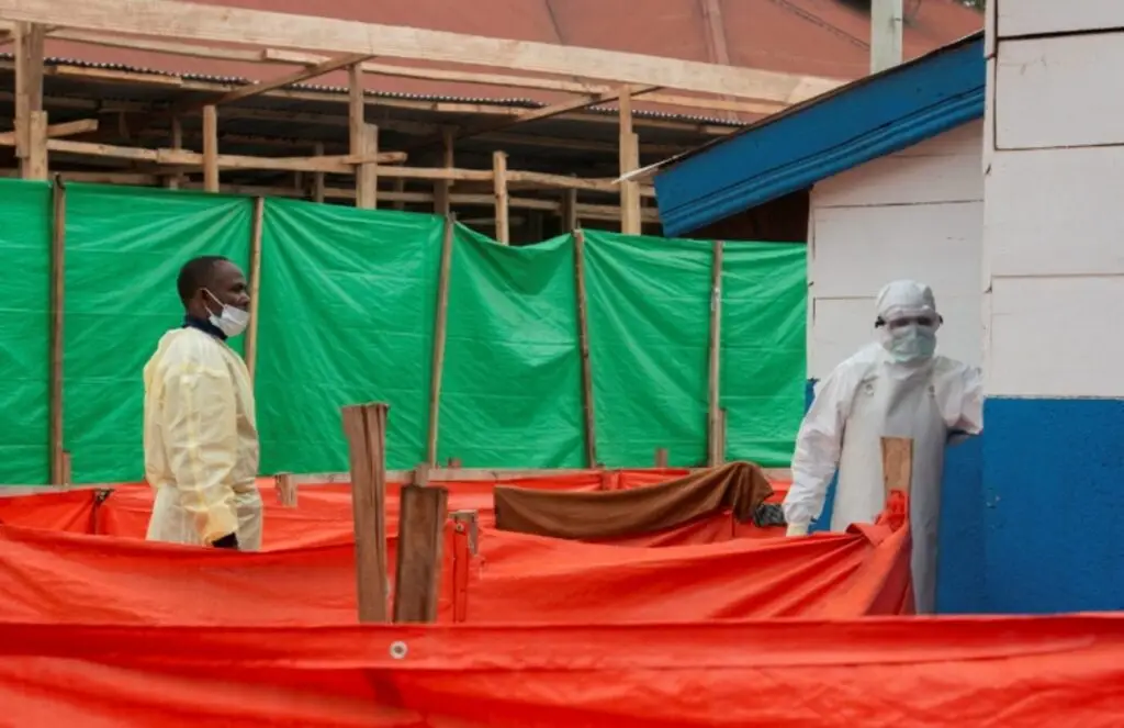 Congolese-medical-workers-dressed-in-personal-protective-equipment--1024x663 إصابات الإيبولا بالكونغو تتجاوز 7 آلاف مع انتشار لمقاطعة جديدة