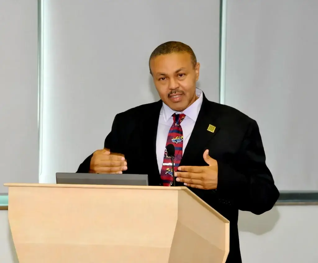 conference_speaker_photoreal-1024x848 البروف معز بخيت.. لهذا السبب رفضت وزارة الصحة (1-4)